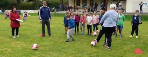 Kinder bei der Übung Kurzpassass