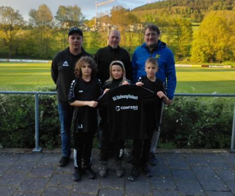 JL Fabian Liedtke (SV Haibach), Yves Körner von der Firma CONFERO, JL Michael Laumer (TSV Stallwang-Rattiszell) zusammen mit den Spielführern der E-Jugend